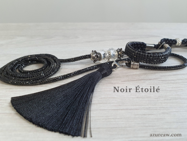Détail des strass, perles et pompon de la laisse expo Signature Scintillante - Noir Étoilé