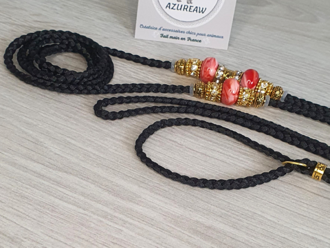 Laisse d’exposition Rubis Impérial Azureaw, noire tressée avec perles rouge et dorées