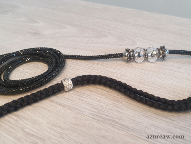 Détail collier tressé et cordon scintillant sur laisse exposition noir pour mini chien 