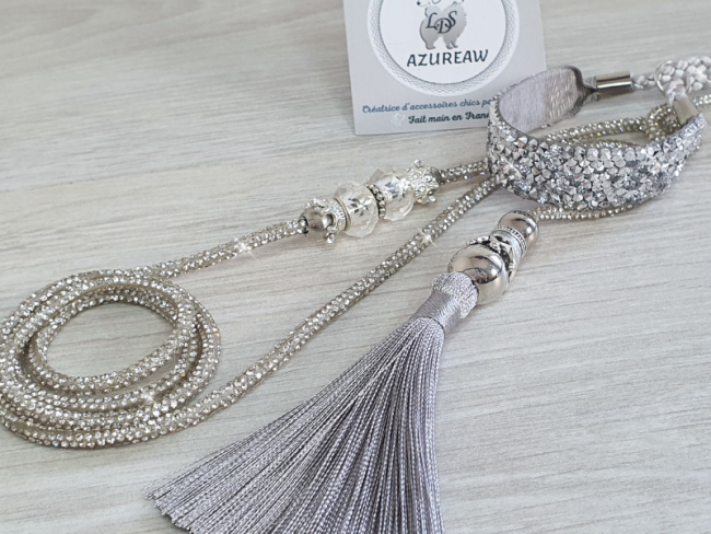 Laisse exposition scintillante argent pour mini chien avec pompon et sous-gorge – modèle Reflet d’Argent fait main