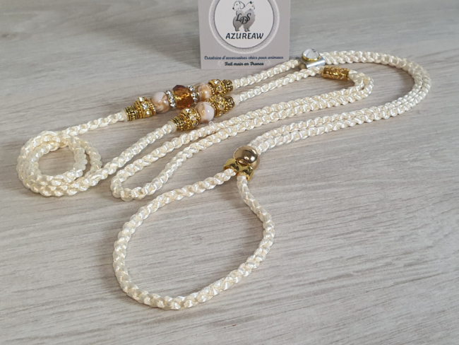 Laisse d’exposition tressée Ivoire avec perles ivoire, champagne et dorées Azureaw Laisse d’exposition Lumière D'ivoire Azureaw, tressage Ivoire avec perles ivoire, champagne et dorées.
