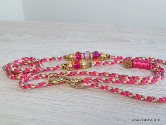 Laisse mousqueton Rose champagne Azureaw, un tressage fait main avec perles.