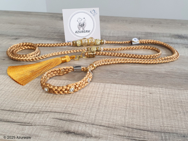Laisse d’exposition canine Caramel Éclat Azureaw, caramel avec perles, strass et pompon, entièrement tressée main.