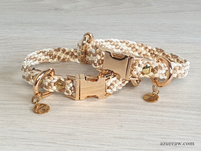 Duo colliers clips entièrement tressés à la main en champagne et ivoire avec finition dorée. 