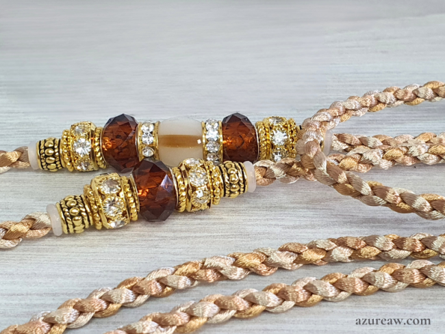 Laisse d’exposition Azureaw tressée champagne et caramel avec perles ambrées, entièrement tressée main. Laisse d’exposition canine Douceur d’Ambre Azureaw, champagne et caramel avec perles ambrées, entièrement tressée main.