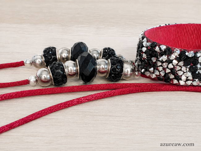 Laisse d’exposition BORDEAUX NUIT pour mini chien, satin bordeaux avec pailleté et perles noir et argenté | Azureaw