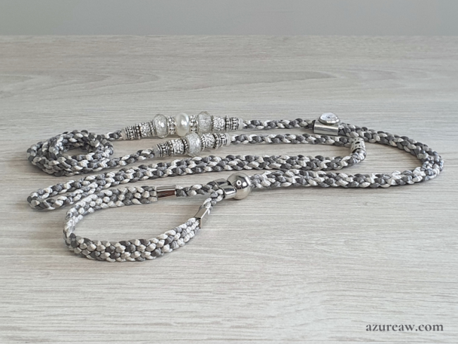 Laisse d’exposition canine Reflet D'argent Azureaw, grise argentée avec perles, entièrement tressée main.