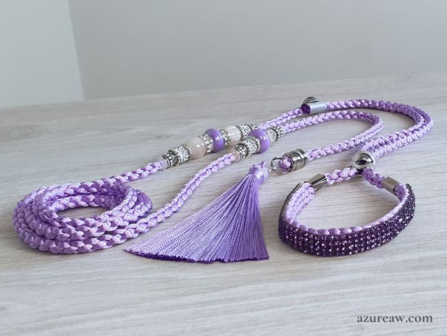 Laisse d’exposition Luxe Cristal Éclat de Lilas, tressée à la main parme avec sous-gorge strassée pour moyen chien.