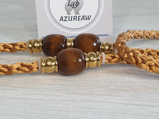 Perles bois et finition dorée sur laisse d’exposition Élégance Caramel