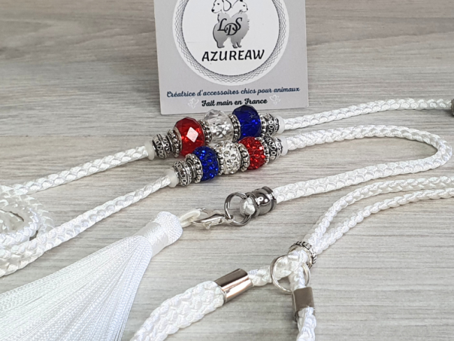 Azureaw – Laisse d’exposition blanche élégante avec perles tricolores – Élégance Intemporelle Laisse d’exposition blanche avec perles bleu blanc rouge et pompon blanc – modèle Élégance Intemporelle Azureaw
