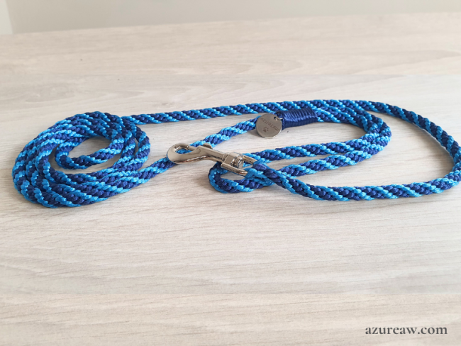 Laisse mousqueton Écume Turquoise Azureaw, un tressage turquoise & marine avec finition argentée - Fait main