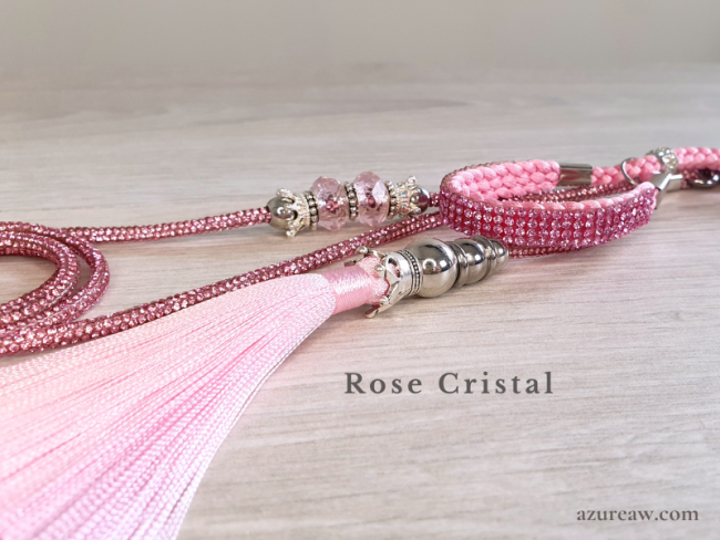 Détail des strass, perles et pompon de la laisse expo Signature Scintillante - Rose Cristal  