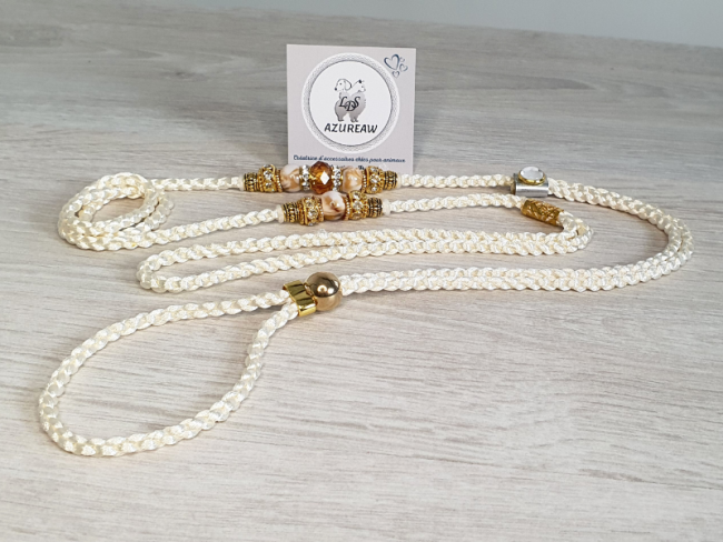 Laisse d’exposition tressée Ivoire avec perles ivoire, champagne et dorées Azureaw Laisse d’exposition Lumière D'ivoire Azureaw, tressage Ivoire avec perles ivoire, champagne et dorées.