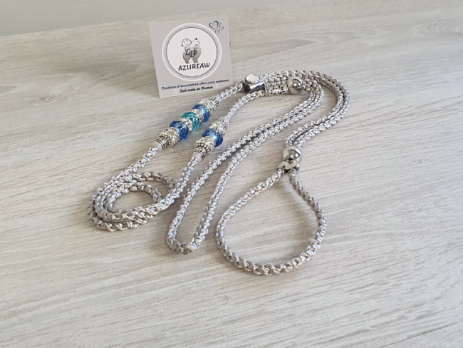 Laisse d’exposition Azur Boréal Azureaw, tressage Argenté avec perles bleues, turquoises et argentées.