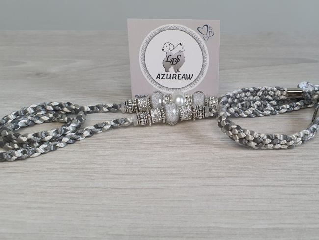 Laisse d’exposition tressée gris & argent avec perles argentées et blanches Azureaw, entièrement tressée main. Laisse d’exposition canine Reflet D'argent Azureaw, grise argentée avec perles, entièrement tressée main.