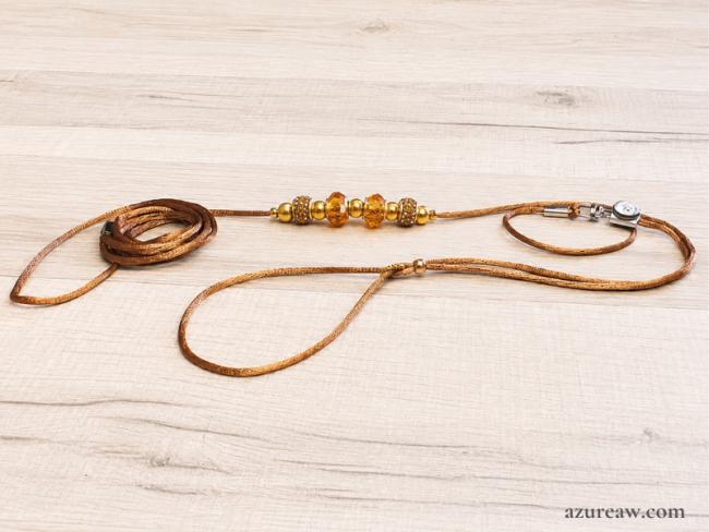 Laisse d’exposition cordon de satin caramel, perles champagne et dorées – Azureaw