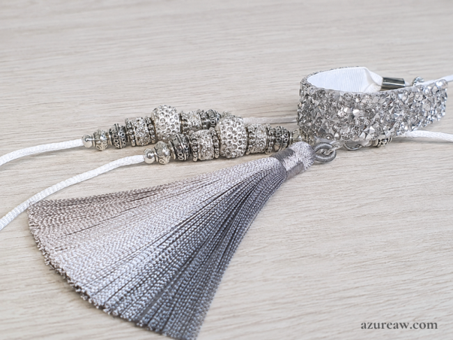 Laisse d’exposition satin blanc, perles strass argentées et blanches, sous-gorge pailleté et pompon argenté. – Azureaw