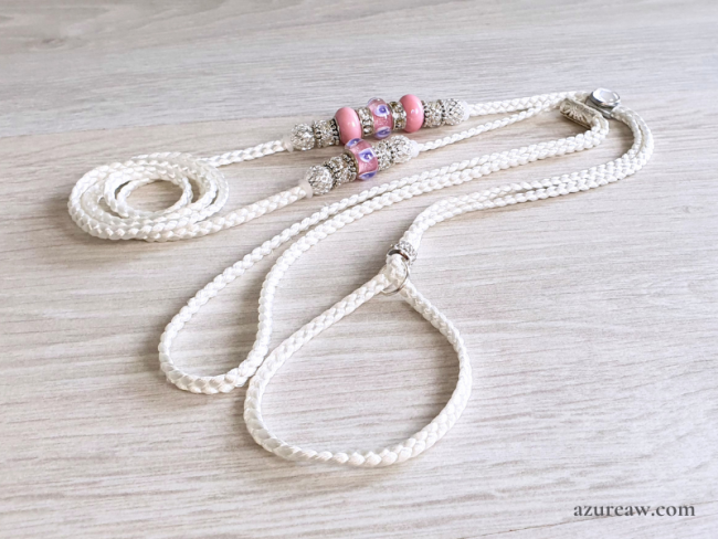 Laisse d’exposition Azureaw blanche tressée main avec perles rose et finition argentée pour chien