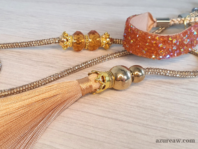 détail laisse scintillante champagne avec perles pour mini chien 