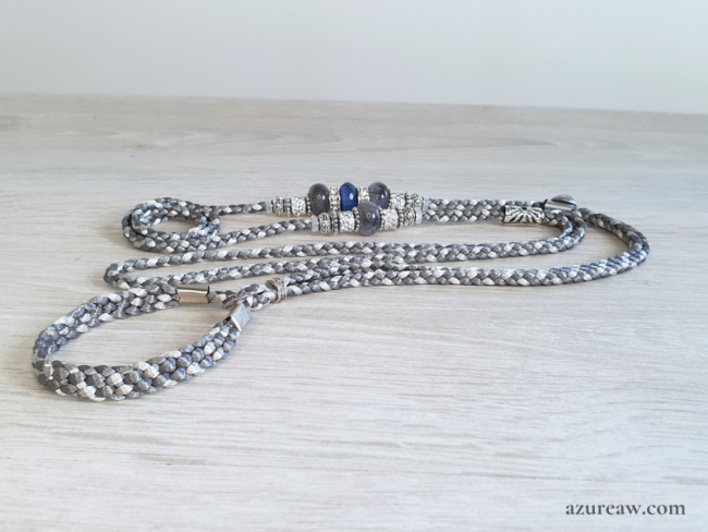 Laisse d’exposition Éclat d'Argent  Azureaw, tressage fait main gris argenté avec perles et sous-gorge.