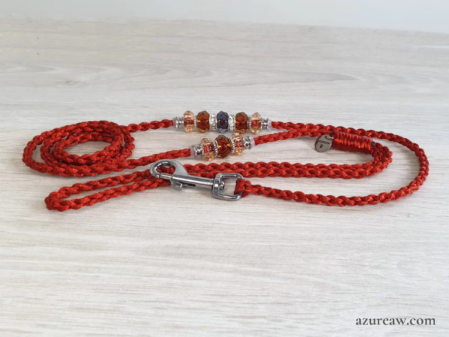 Laisse mousqueton Éclat Terracotta – Azureaw Laisse mousqueton Ø4 mm entièrement tressée à la main en terracotta avec perles et finition argentée.
