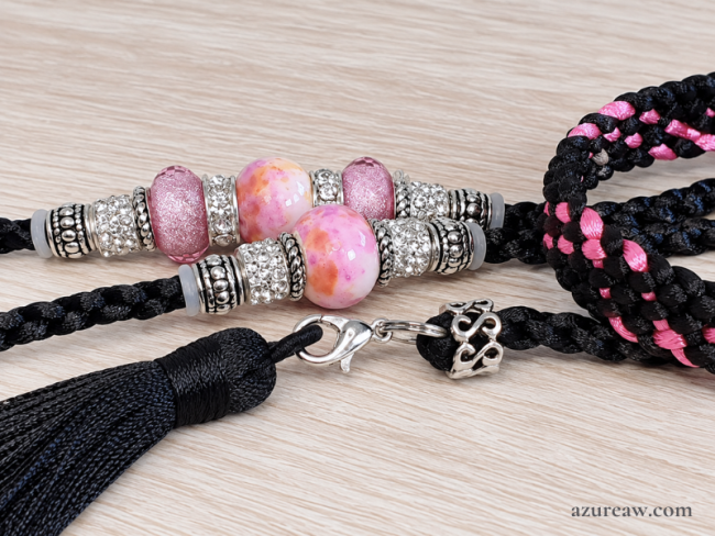 Laisse d’exposition ÉBÈNE ROSÉE noir avec perles roses et argent et pompon noir | Azureaw