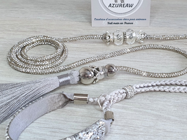 Détail pompon et cordon scintillant sur laisse exposition argent pour petit chien
