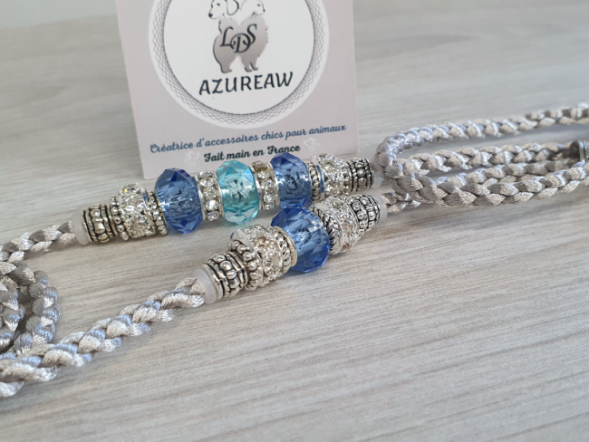 Laisse d’exposition Azur Boréal Azureaw, tressage Argenté avec perles bleues, turquoises et argentées.