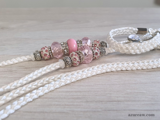 Laisse d’exposition canine Éclat Rosé Azureaw, blanche avec perles, entièrement tressée main.