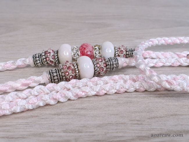 Laisse d’exposition Élégance Poudrée Azureaw, tressée blanc et rose bébé avec perles 