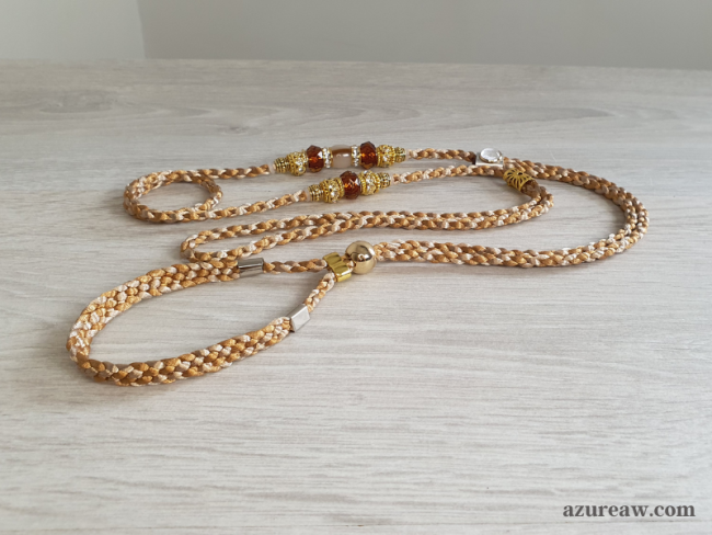Laisse d’exposition canine avec sous-gorge Douceur d’Ambre Azureaw, champagne et caramel avec perles ambrées, entièrement tressée main.