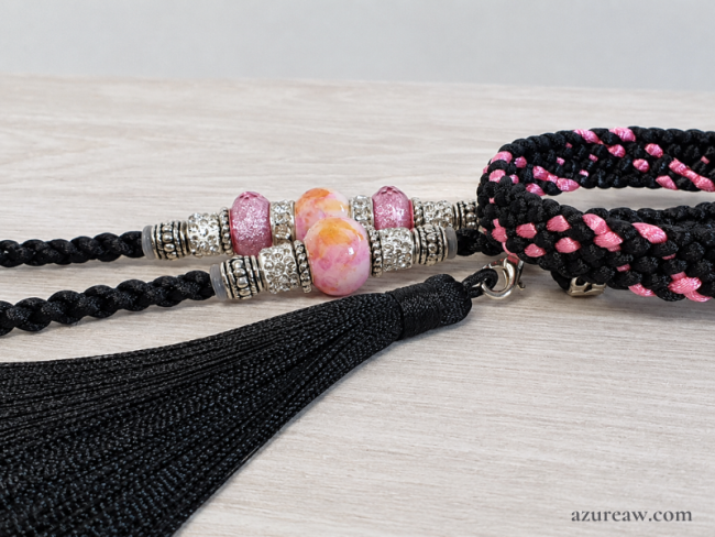Laisse d’exposition ÉBÈNE ROSÉE noir avec perles roses et argent et pompon noir | Azureaw