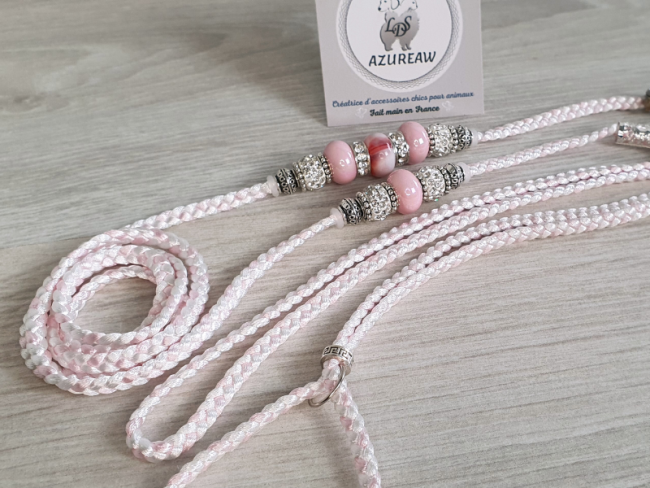 Laisse d’exposition Azureaw tressée blanc et rose bébé avec perles - Édition Saint-Valentin Laisse d’exposition Douce Romance Azureaw, tressée blanc et rose bébé avec perles - Édition Saint-Valentin