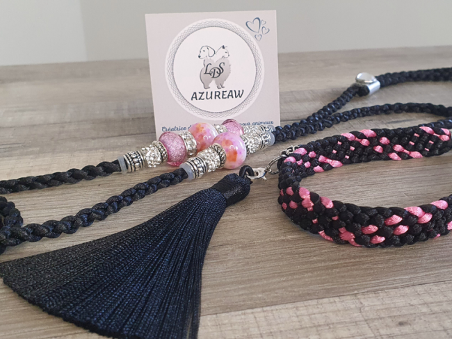 Laisse d’exposition ÉBÈNE ROSÉE – Noir et rose avec pompon | Azureaw Laisse d’exposition ÉBÈNE ROSÉE noir avec perles roses et argent et pompon noir | Azureaw