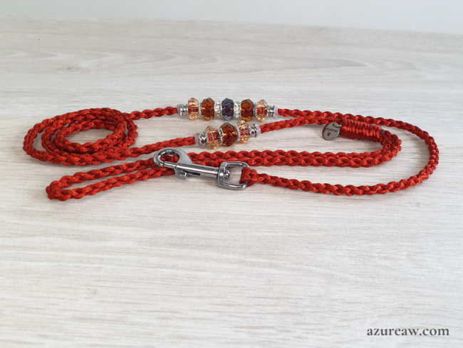 Laisse mousqueton Ø4 mm entièrement tressée à la main en terracotta avec perles et finition argentée.