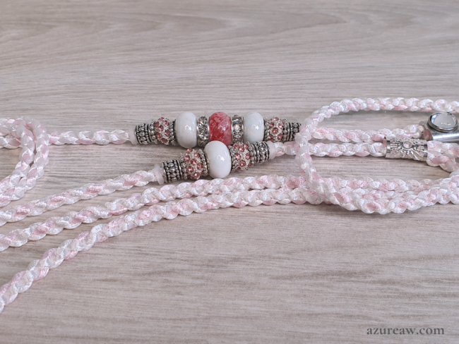 Laisse d’exposition Élégance Poudrée Azureaw, tressée blanc et rose bébé avec perles 