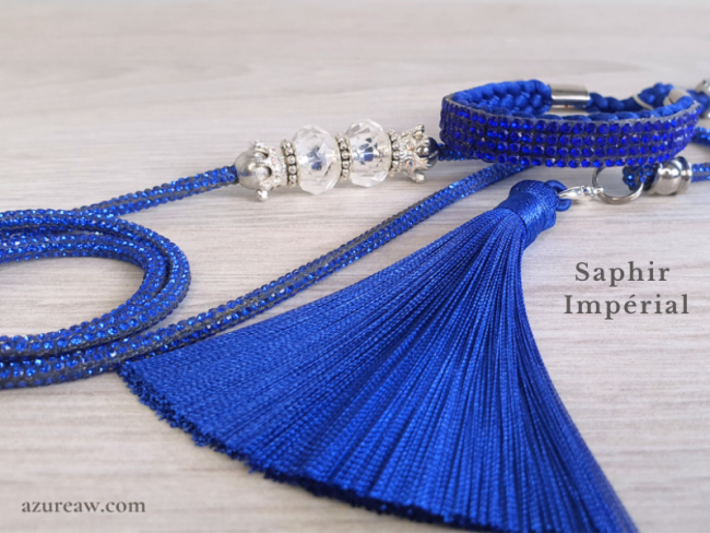 Signature Scintillante - Saphir Impérial Azureaw – Détails et finitions Détail des strass, perles et pompon de la laisse expo Signature Scintillante - Saphir Impérial
