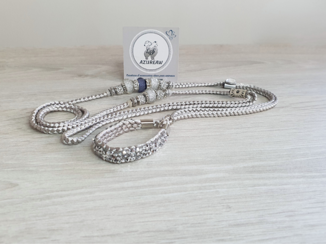 Laisse d’exposition canine Azureaw tressée argent avec perles et pailleté au sous-gorge, entièrement tressée main. Laisse d’exposition canine Éclat d’Argent Azureaw, avec perles et pailleté au sous-gorge, entièrement tressée main.