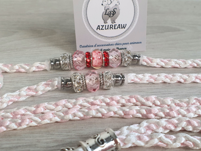Laisse d’exposition Prestance Poudrée Azureaw, tressée blanc et rose bébé avec perles - Édition Saint-Valentin