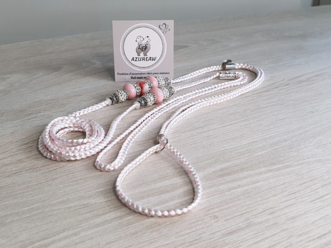 Laisse d’exposition Azureaw tressée blanc et rose bébé avec perles - Édition Saint-Valentin Laisse d’exposition Douce Romance Azureaw, tressée blanc et rose bébé avec perles - Édition Saint-Valentin