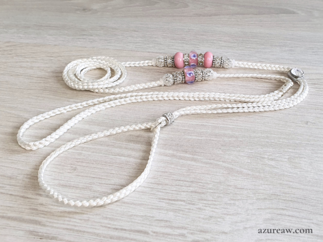 Laisse d’exposition Azureaw blanche tressée main avec perles rose et finition argentée pour chien