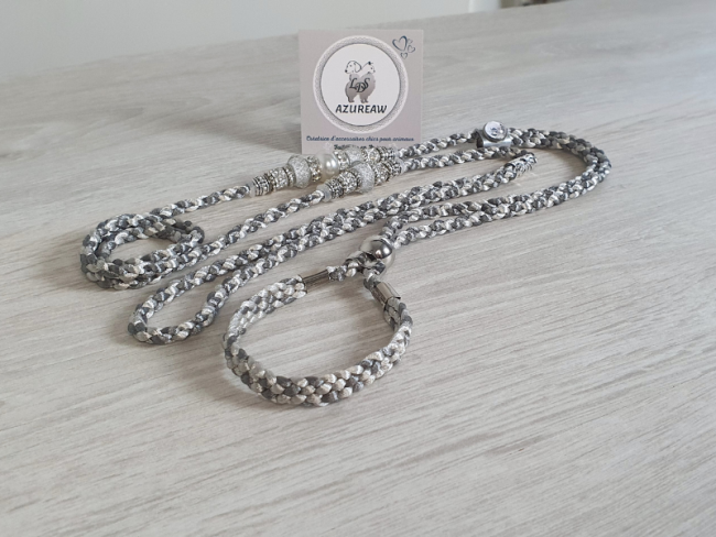 Laisse d’exposition tressée gris & argent avec perles argentées et blanches Azureaw, entièrement tressée main. Laisse d’exposition canine Reflet D'argent Azureaw, grise argentée avec perles, entièrement tressée main.