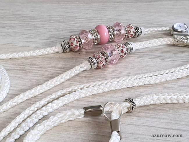 Laisse d’exposition canine Éclat Rosé Azureaw, blanche avec perles, entièrement tressée main.