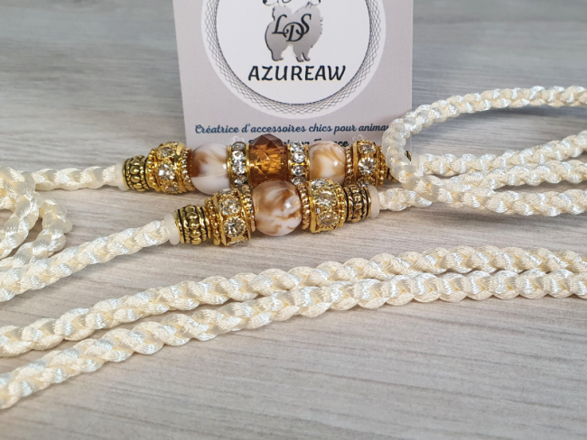 Laisse d’exposition tressée Ivoire avec perles ivoire, champagne et dorées Azureaw Laisse d’exposition Lumière D'ivoire Azureaw, tressage Ivoire avec perles ivoire, champagne et dorées.