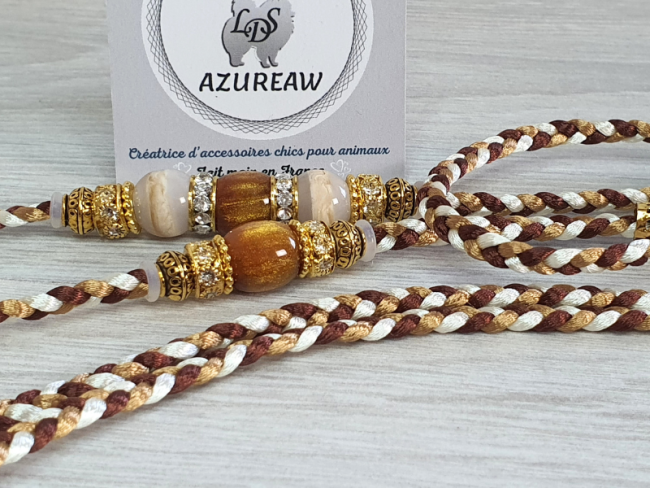 Laisse d’exposition canine Azureaw tressée noisette, caramel et ivoire avec perles, entièrement tressée main. Laisse d’exposition canine Élégance Ambrée Azureaw, noisette, caramel et ivoire avec perles, entièrement tressée main.
