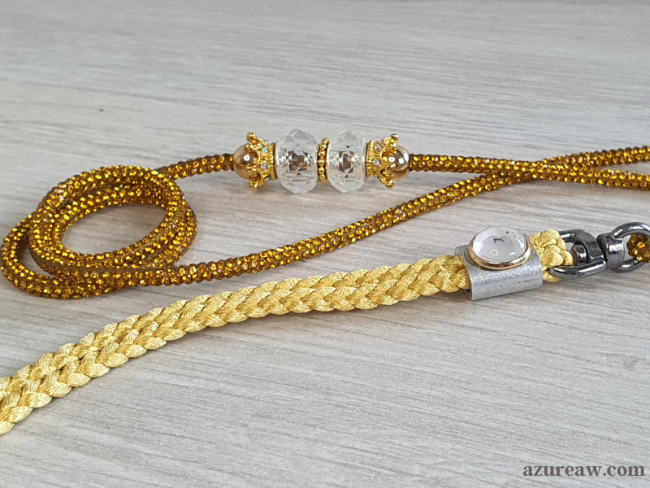 Détail perles et collier tressé laisse exposition Reflet Doré – Azureaw