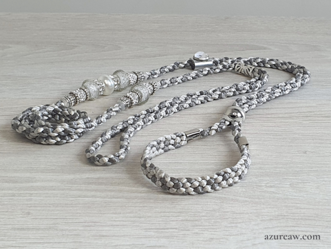 Laisse d’exposition canine Reflet D'argent Azureaw, grise argentée avec perles, entièrement tressée main.