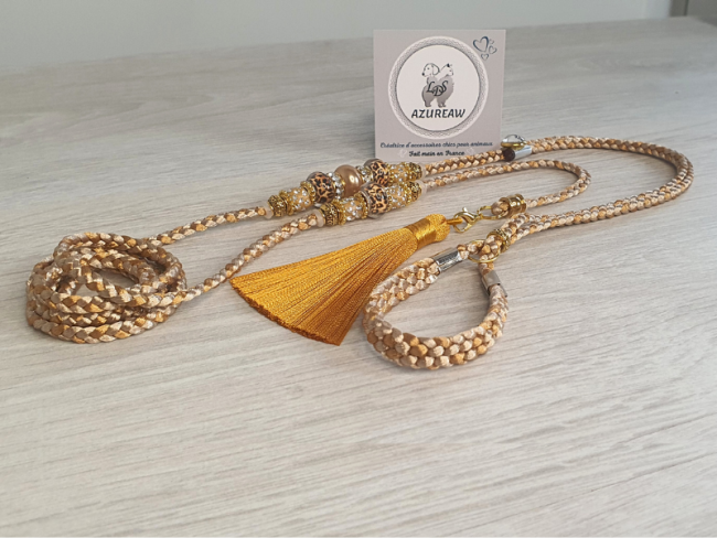 Laisse d’exposition canine Élégance Sauvage tressée champagne et caramel avec perles et pompon doré