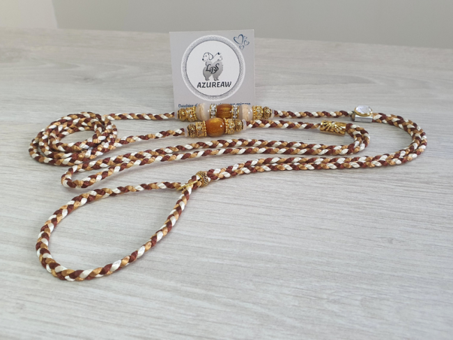 Laisse d’exposition canine Azureaw tressée noisette, caramel et ivoire avec perles, entièrement tressée main. Laisse d’exposition canine Élégance Ambrée Azureaw, noisette, caramel et ivoire avec perles, entièrement tressée main.