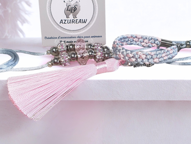 Laisse d’exposition argent et rose avec perles, pompon et sous-gorge tressé – Rose d’Argent